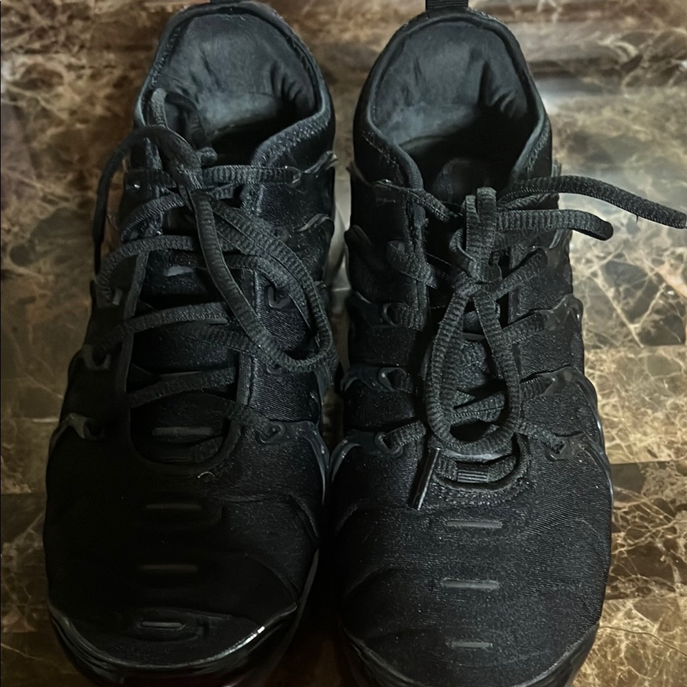 Nike Black Athletic Shoes with Streamlined Silhouette and Cushioned Midsole